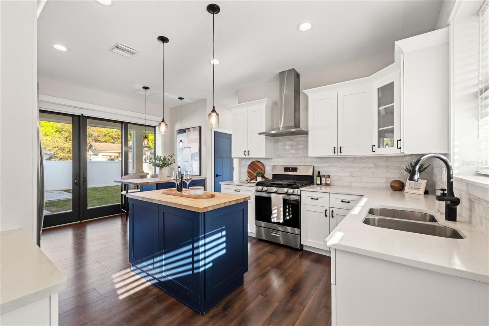 LAKE ROBLES - Residential