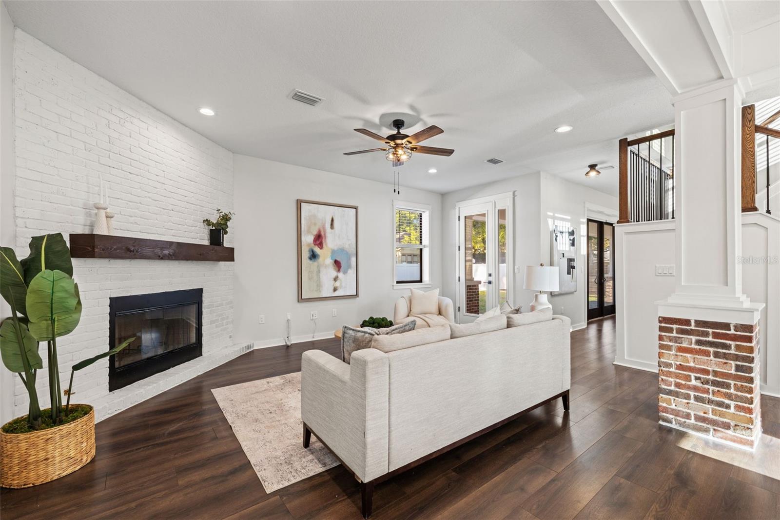 LAKE ROBLES - Residential