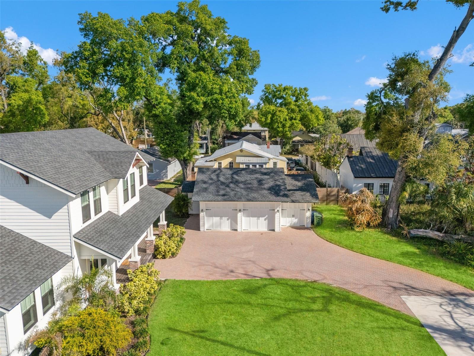 LAKE ROBLES - Residential