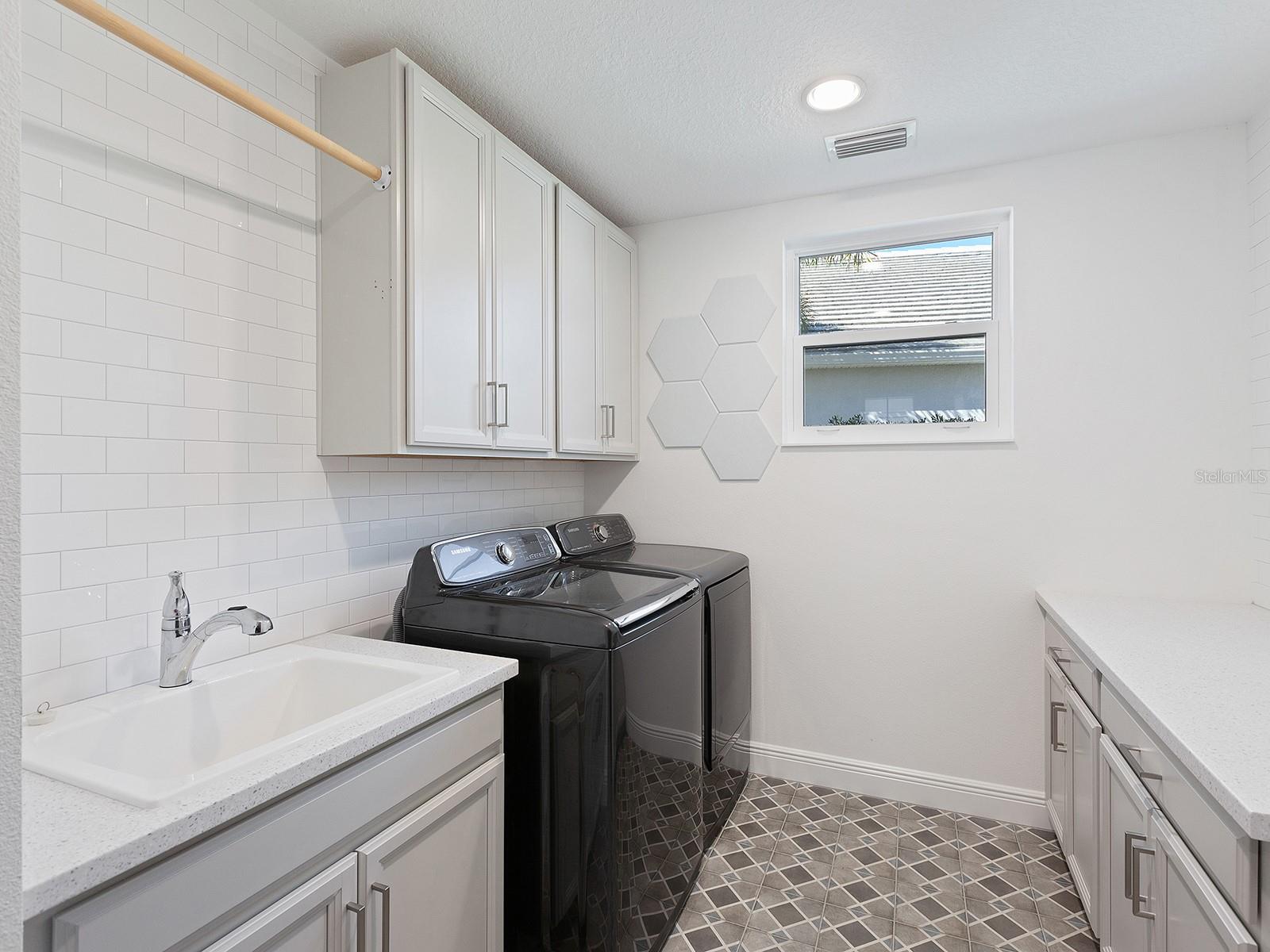 LAKEHOUSE COVE AT WATERSIDE - Residential