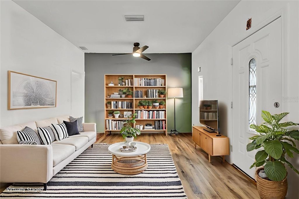 Photo of 520 Dora Avenue, Tavares, FL 32778 (MLS # G5107325)