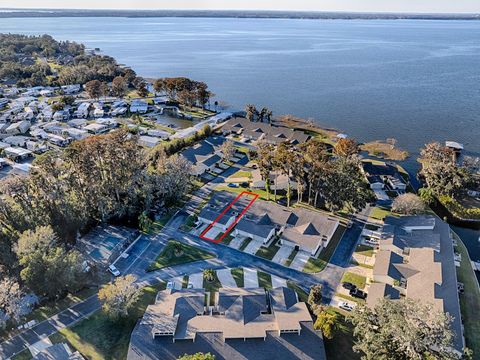 A home in TAVARES