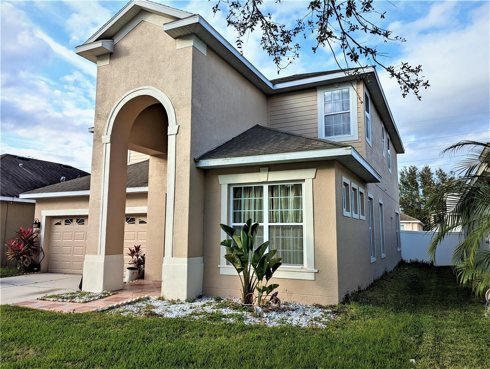 Beautiful large well-kept home in situated in a nice small cozy community. This home features 5 large bedrooms, 3 full bathrooms and a half bath. A fenced in yard a large family room to entertain family and friends. This community is conveniently located near the Express Way, Brandon mall, restaurants and entertainment.