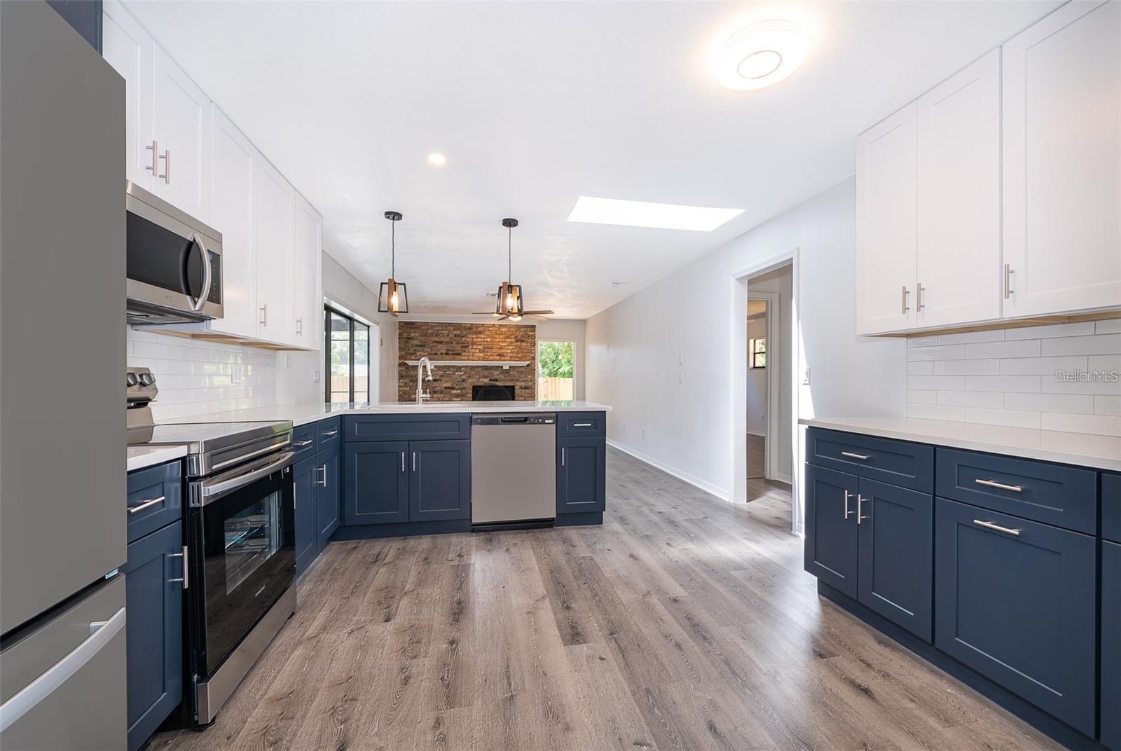 713 COACH LIGHT DRIVE