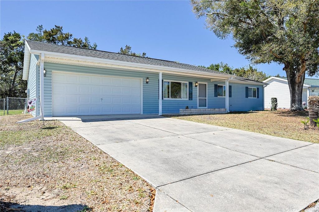 Photo of 10677 SE 174th Loop, Summerfield, FL 34491 (MLS # OM710900)