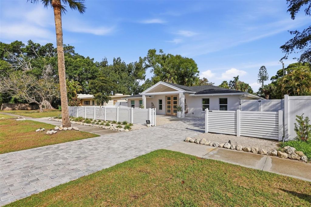 Photo of 2473 Ringling Boulevard, Sarasota, FL 34237 (MLS # A4686577)