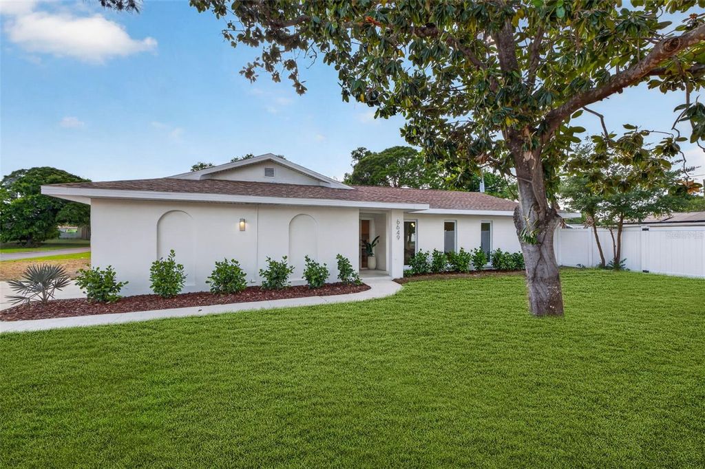 Photo of 6649 Pinellas Point Drive S, St Petersburg, FL 33712 (MLS # A4690826)