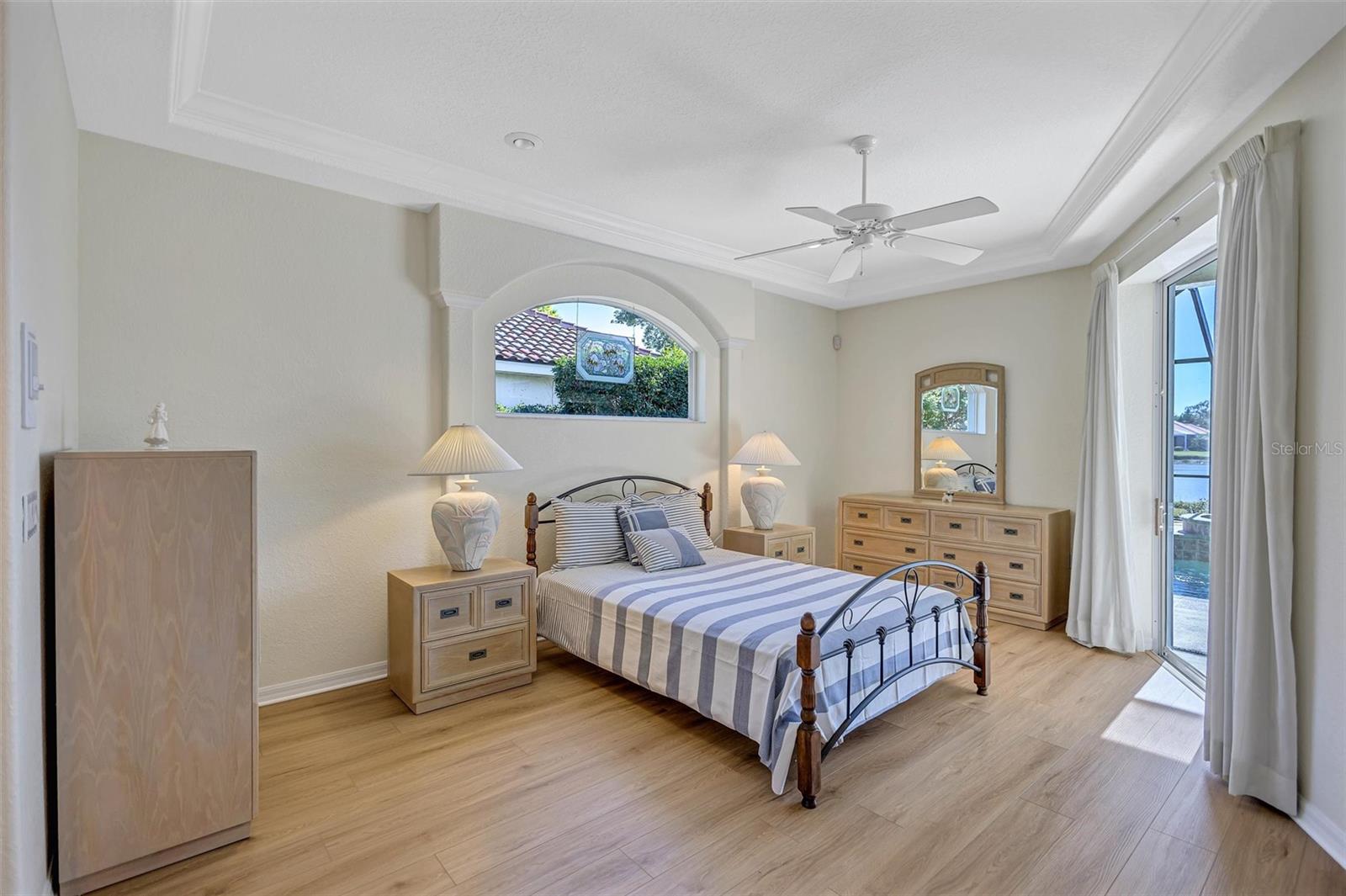 THREE OAKS - Residential