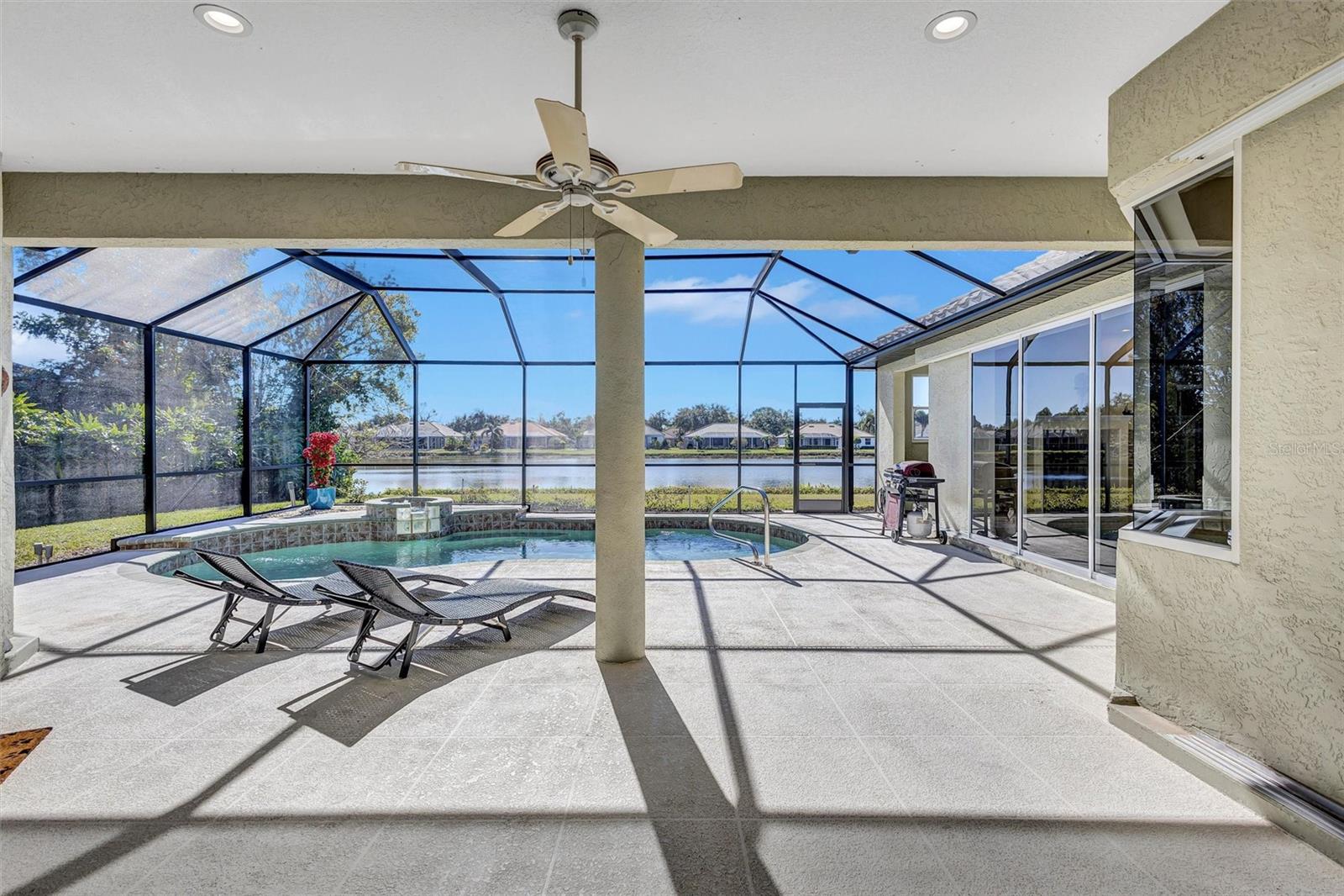 THREE OAKS - Residential