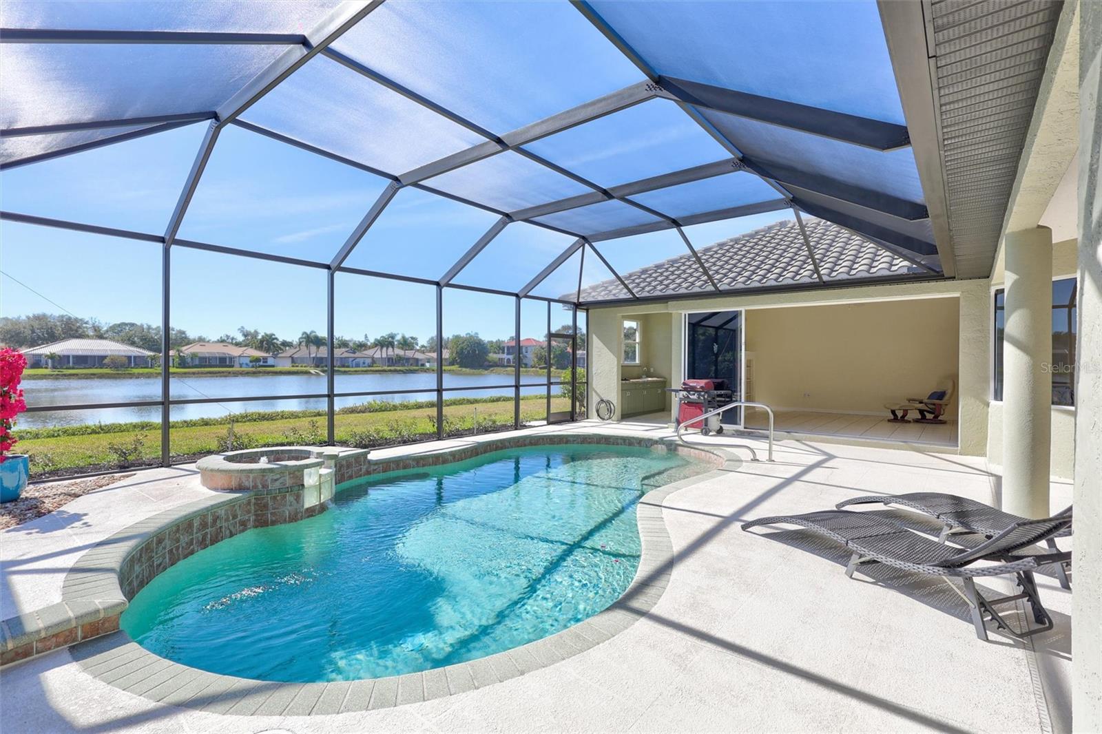 THREE OAKS - Residential