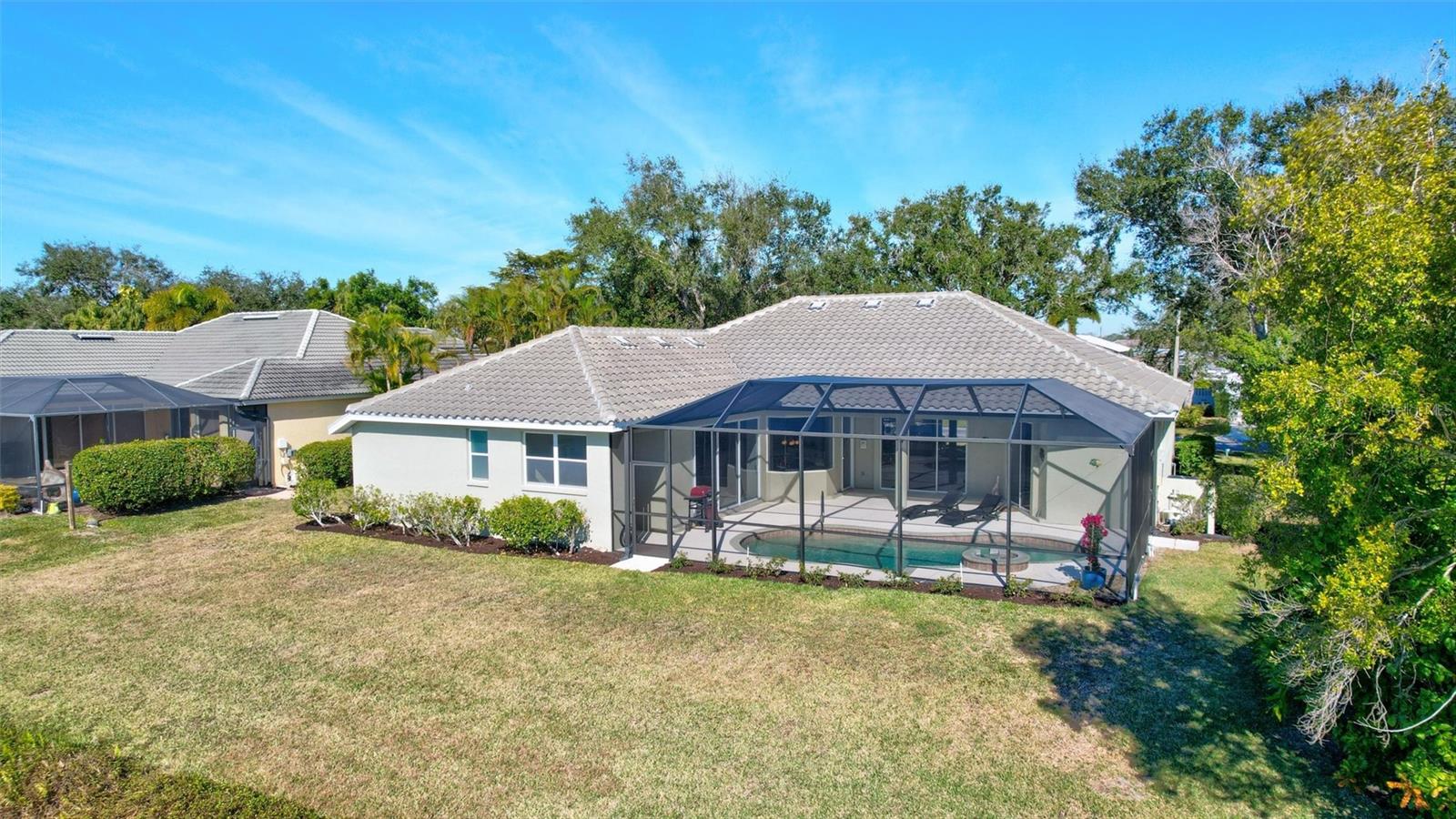 THREE OAKS - Residential