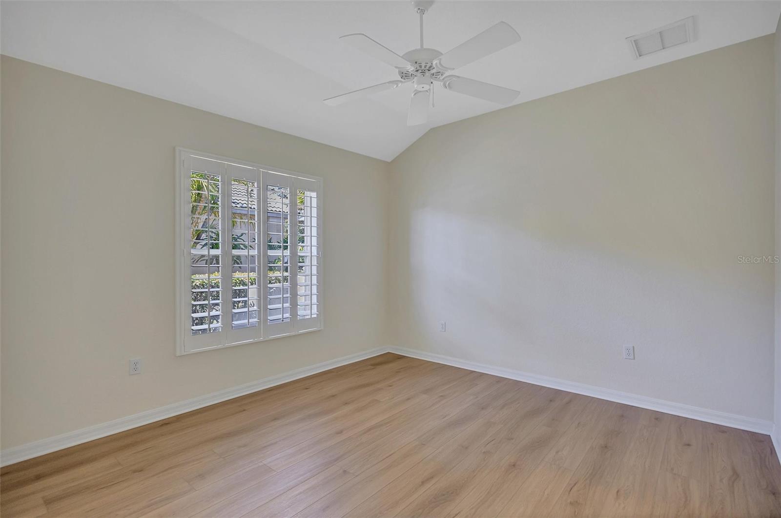 THREE OAKS - Residential