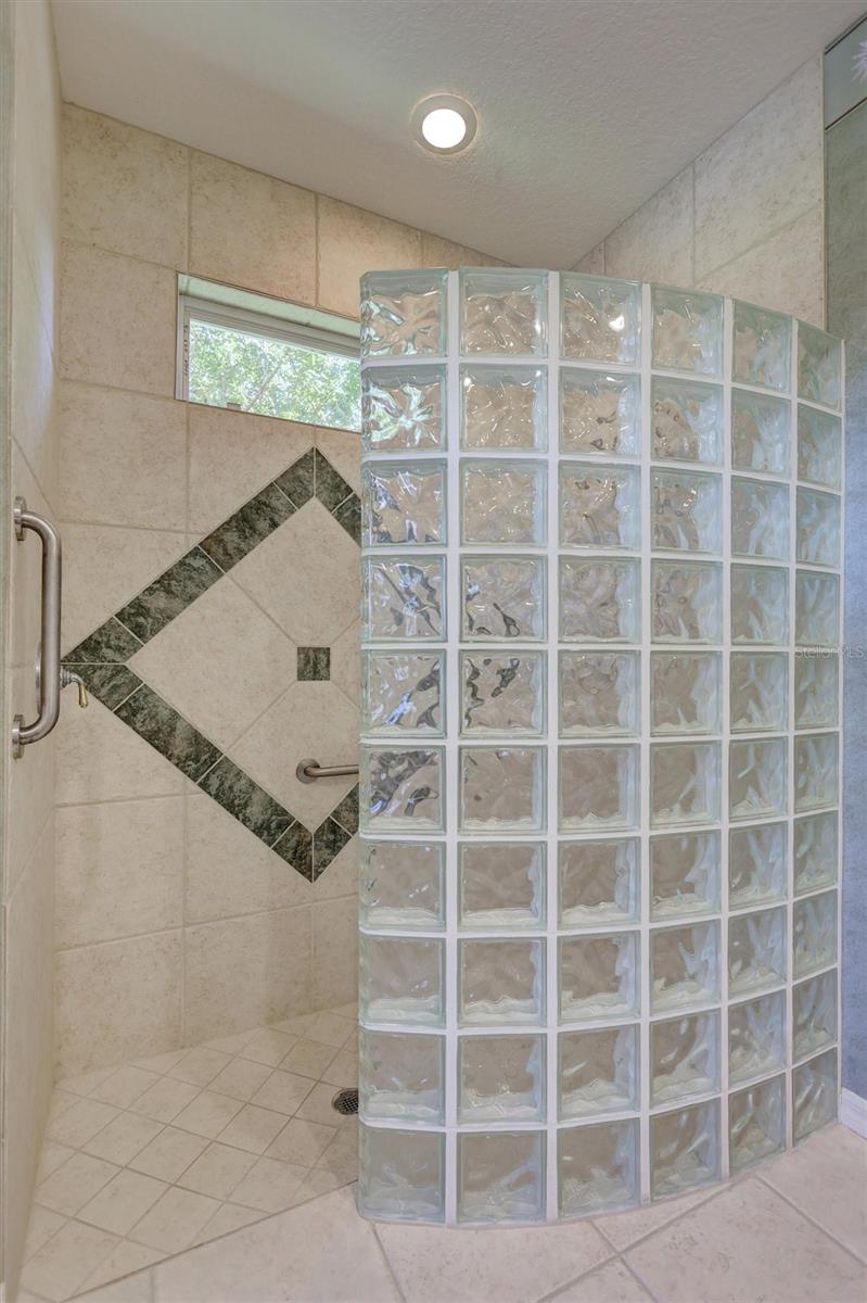 THREE OAKS - Residential