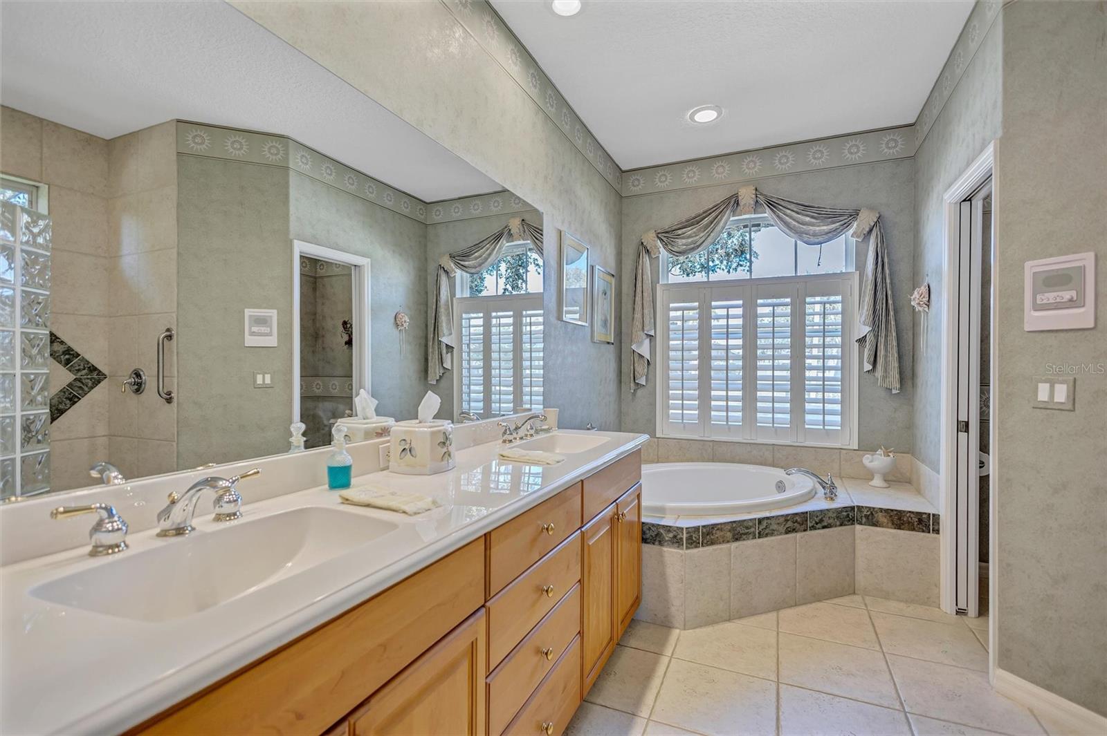 THREE OAKS - Residential