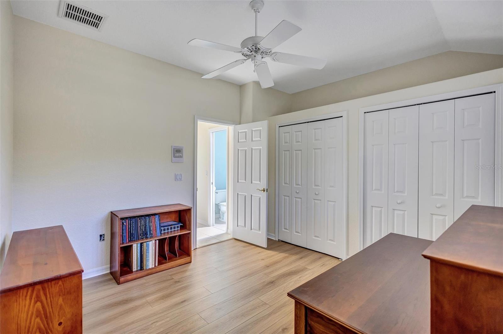 THREE OAKS - Residential