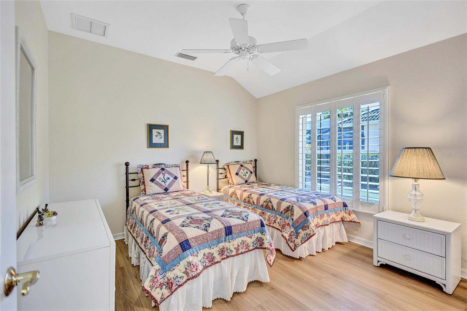 THREE OAKS - Residential