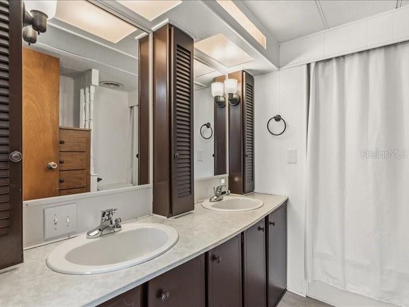 LA DORA MANOR - Residential