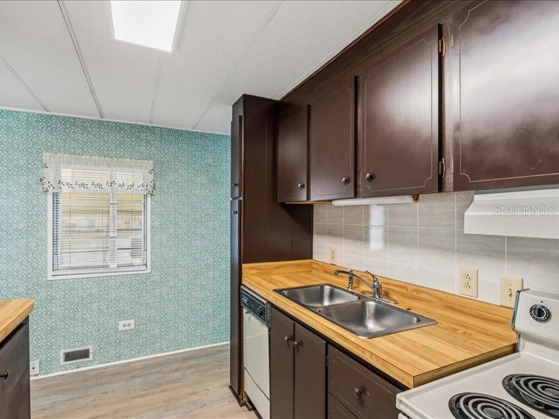 LA DORA MANOR - Residential