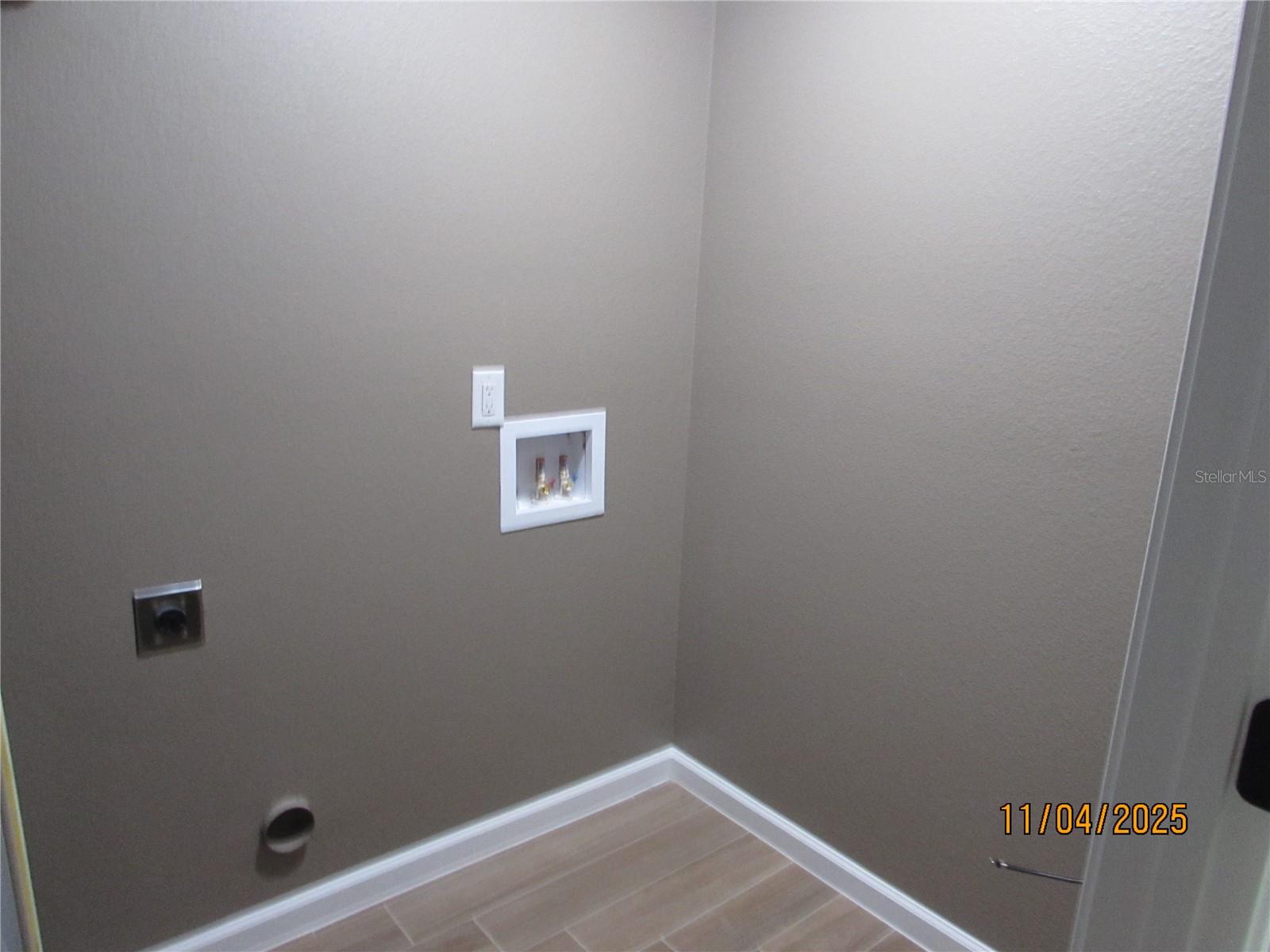 BOND LUMBER CO BLK 07-08 & 15-16 HOWRYS ADD DELAND - Residential