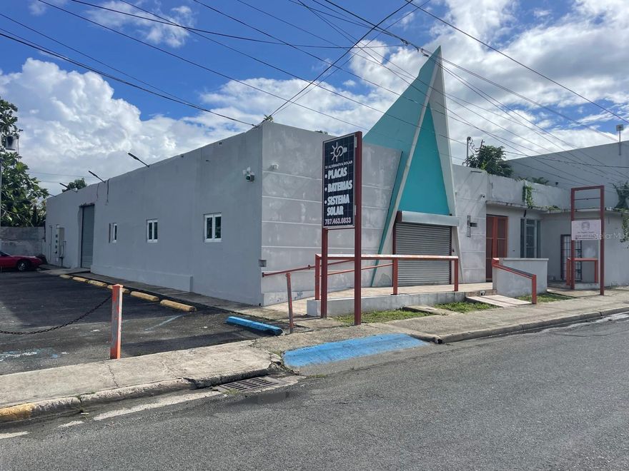Commercial space for rent of approximately 3,000 sq. ft., featuring a warehouse area, two administrative offices, reception area, and restroom. Ideal for a corporate sales business, with space for a showroom and immediate inventory storage. The property offers quick access to PR-30 and PR-52, along with ample private parking for clients and employees. Contact our office and let us help you secure the best opportunity for this lease.