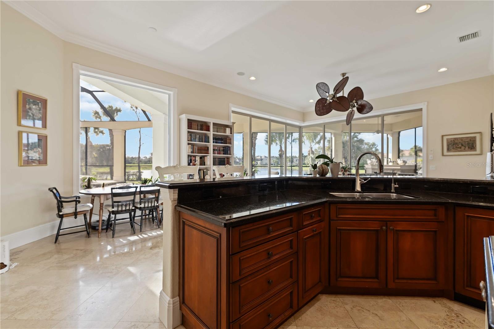 FOUNDERS CLUB - Residential