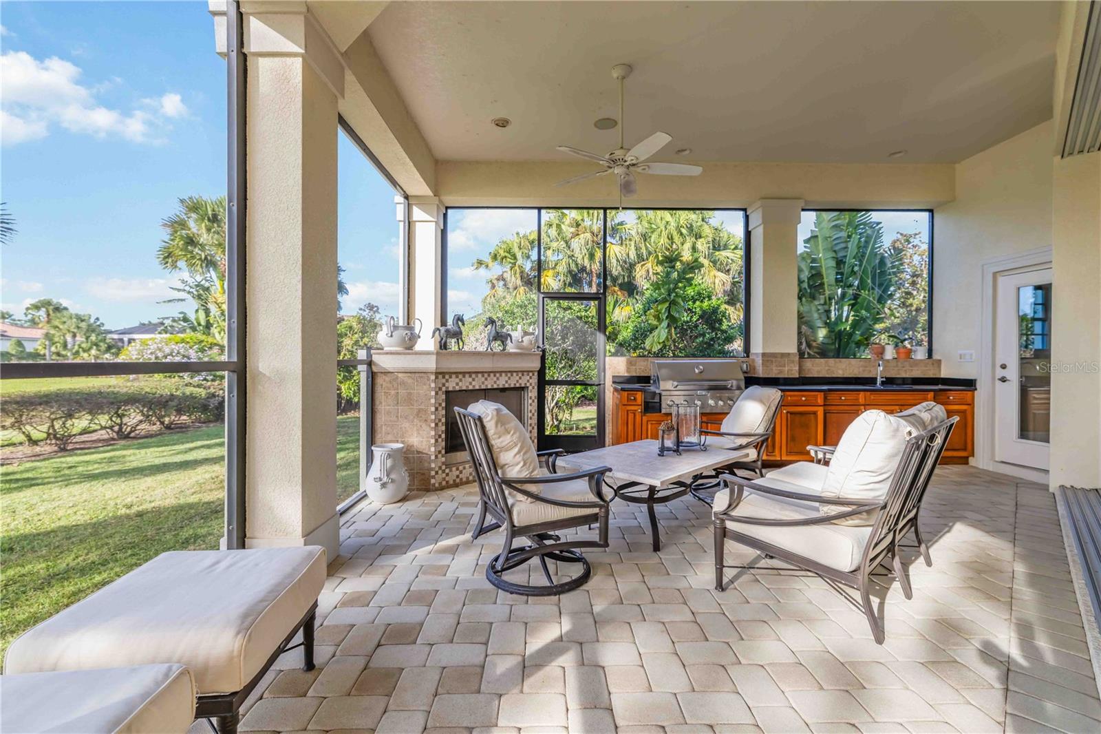 FOUNDERS CLUB - Residential