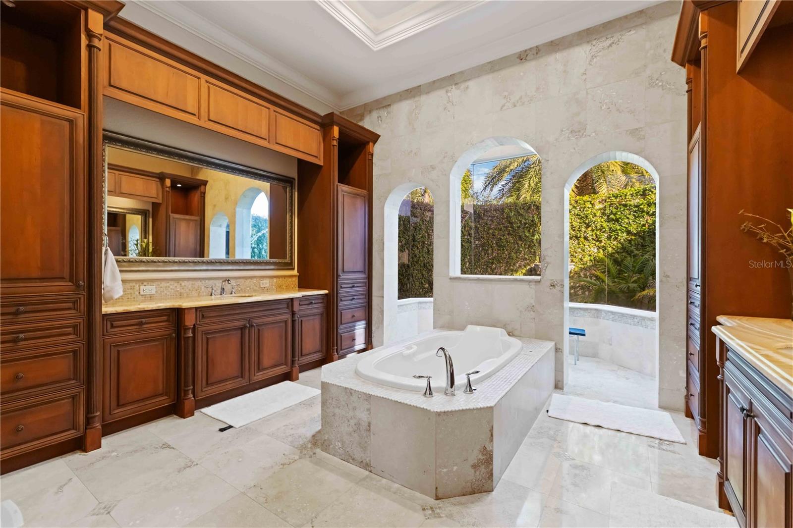 FOUNDERS CLUB - Residential