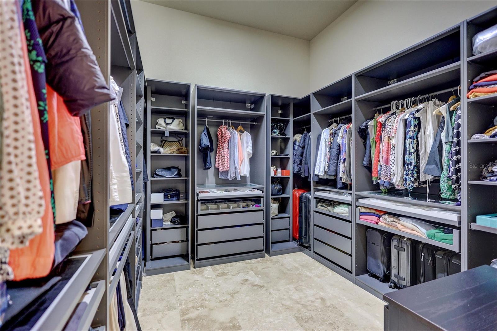 FOUNDERS CLUB - Residential