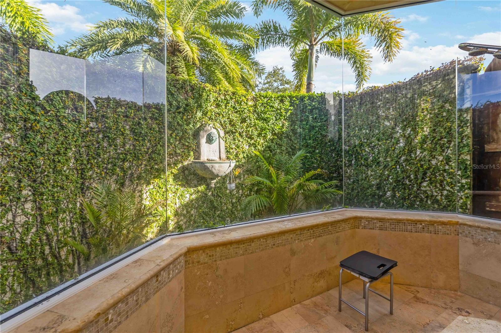 FOUNDERS CLUB - Residential