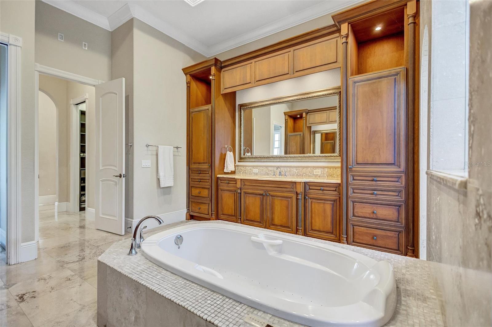 FOUNDERS CLUB - Residential