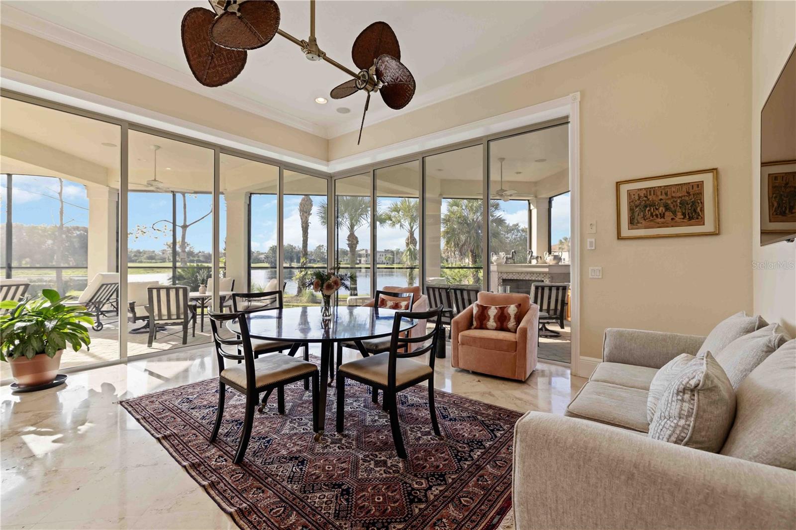 FOUNDERS CLUB - Residential