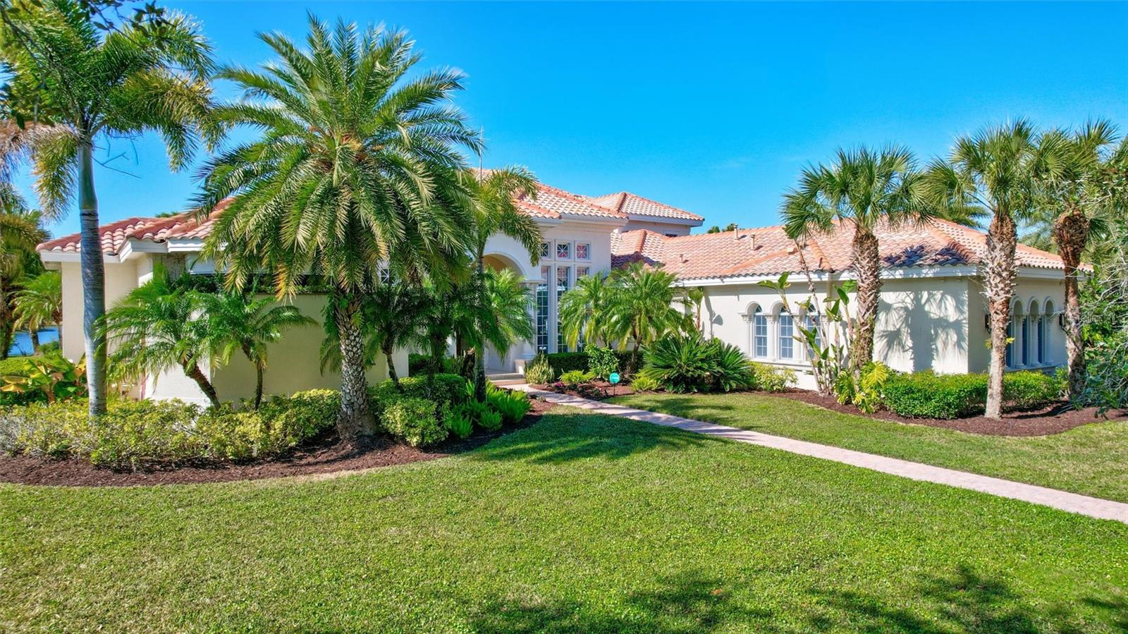 FOUNDERS CLUB - Residential