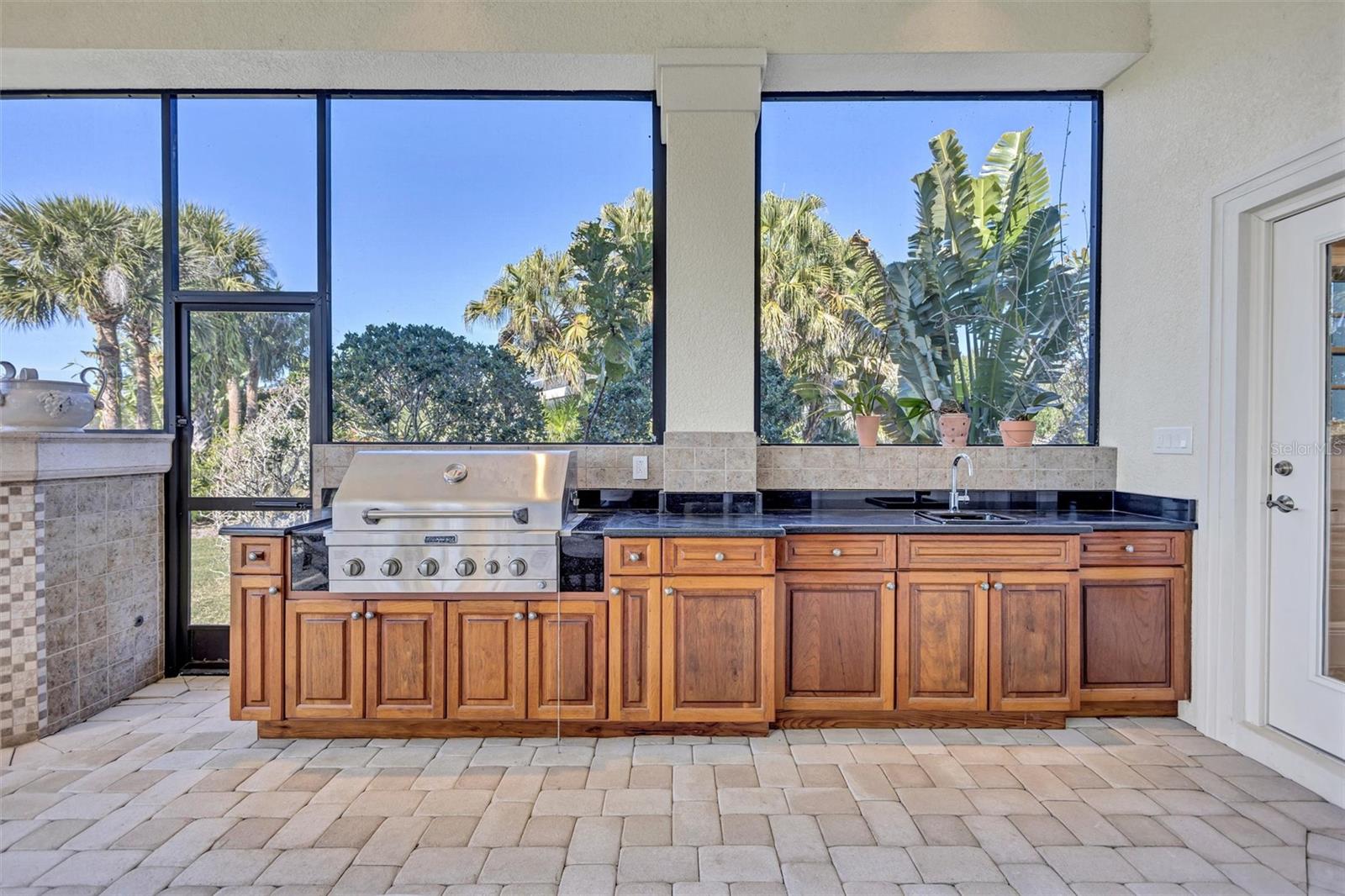 FOUNDERS CLUB - Residential