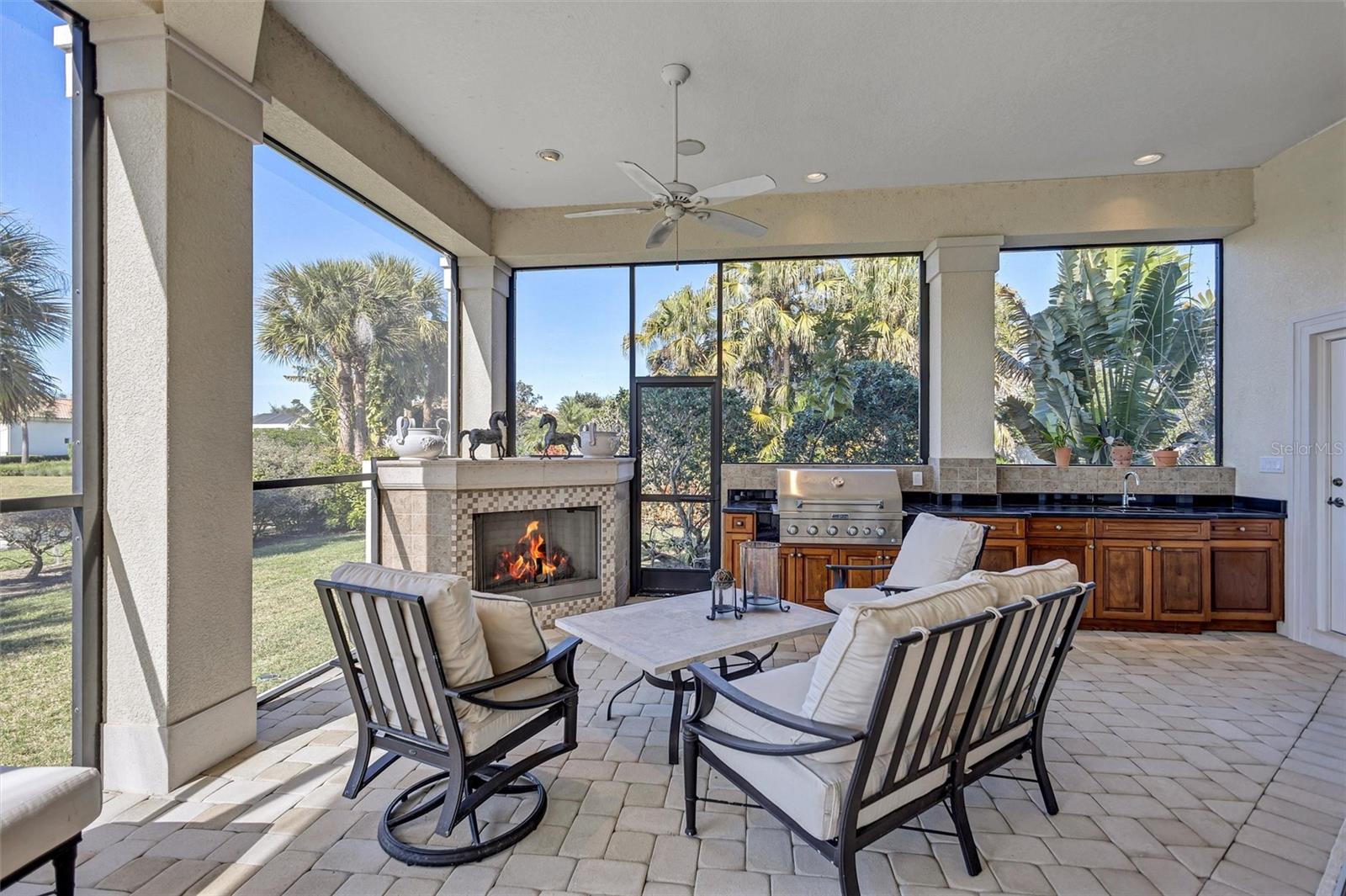 FOUNDERS CLUB - Residential