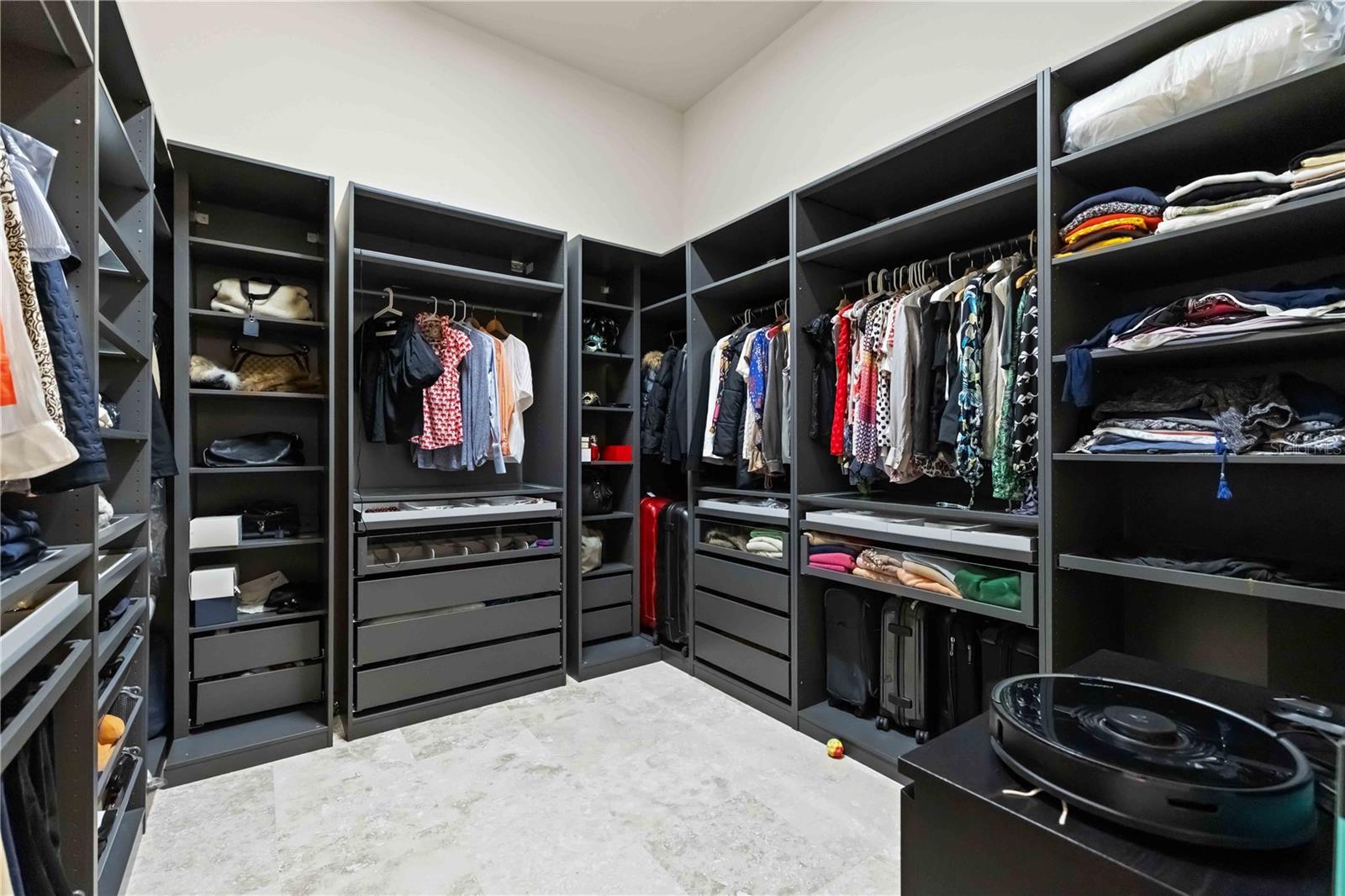 FOUNDERS CLUB - Residential