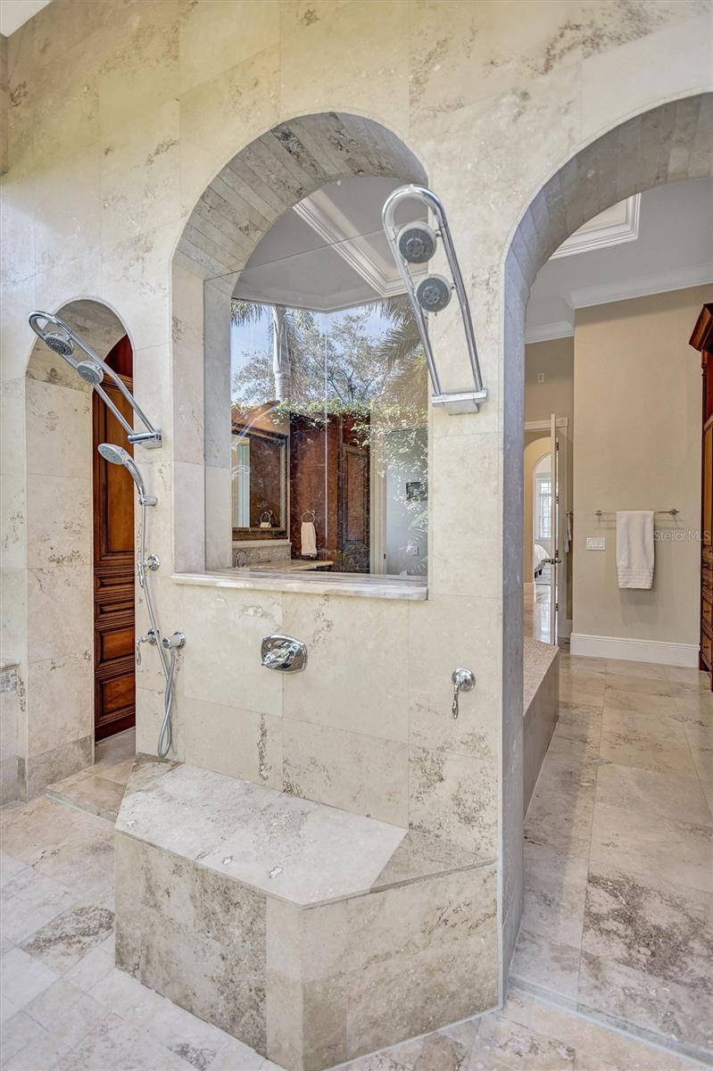 FOUNDERS CLUB - Residential