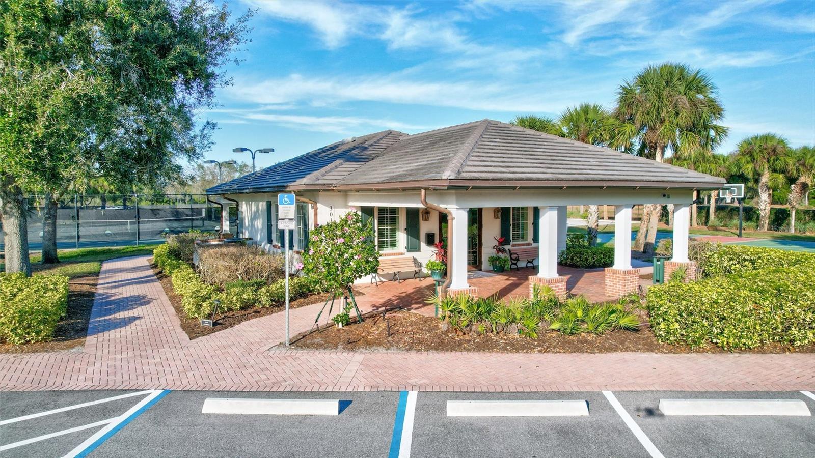 FOUNDERS CLUB - Residential