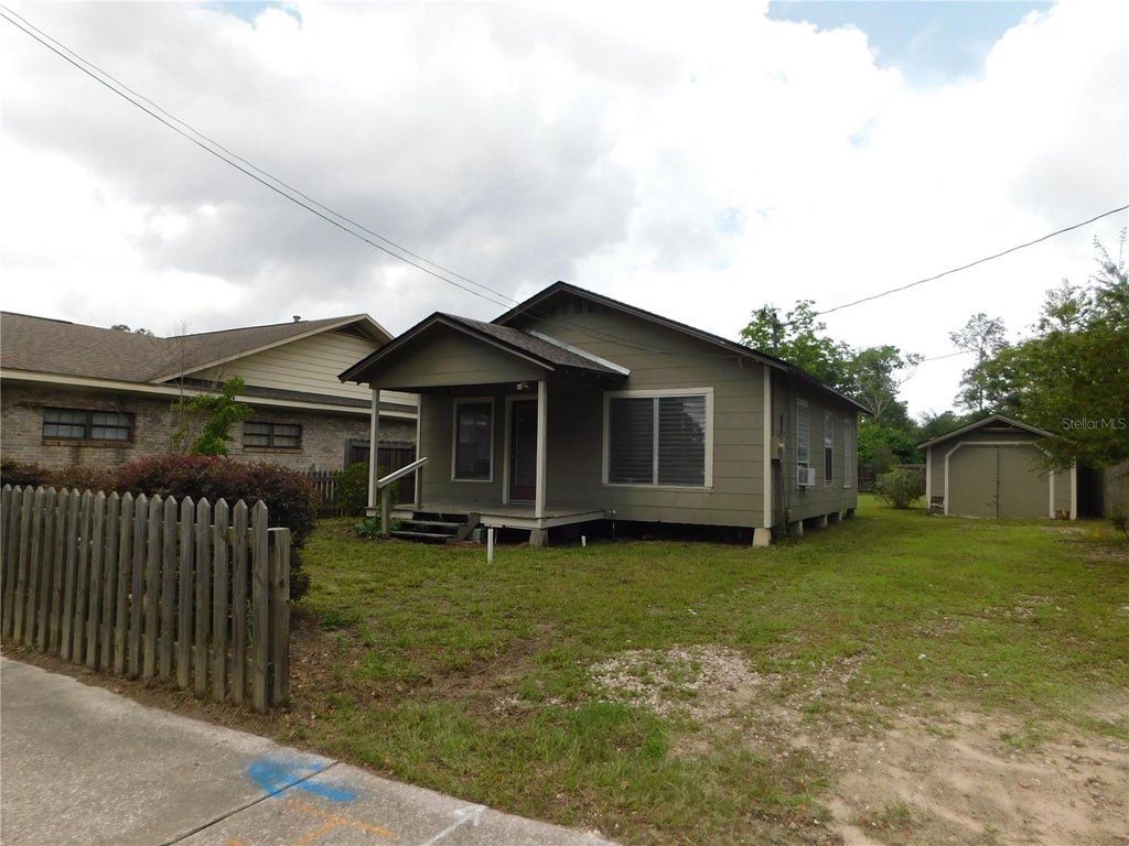 Photo of 2609 NW 6th Street, Gainesville, FL 32609 (MLS # GC544077)