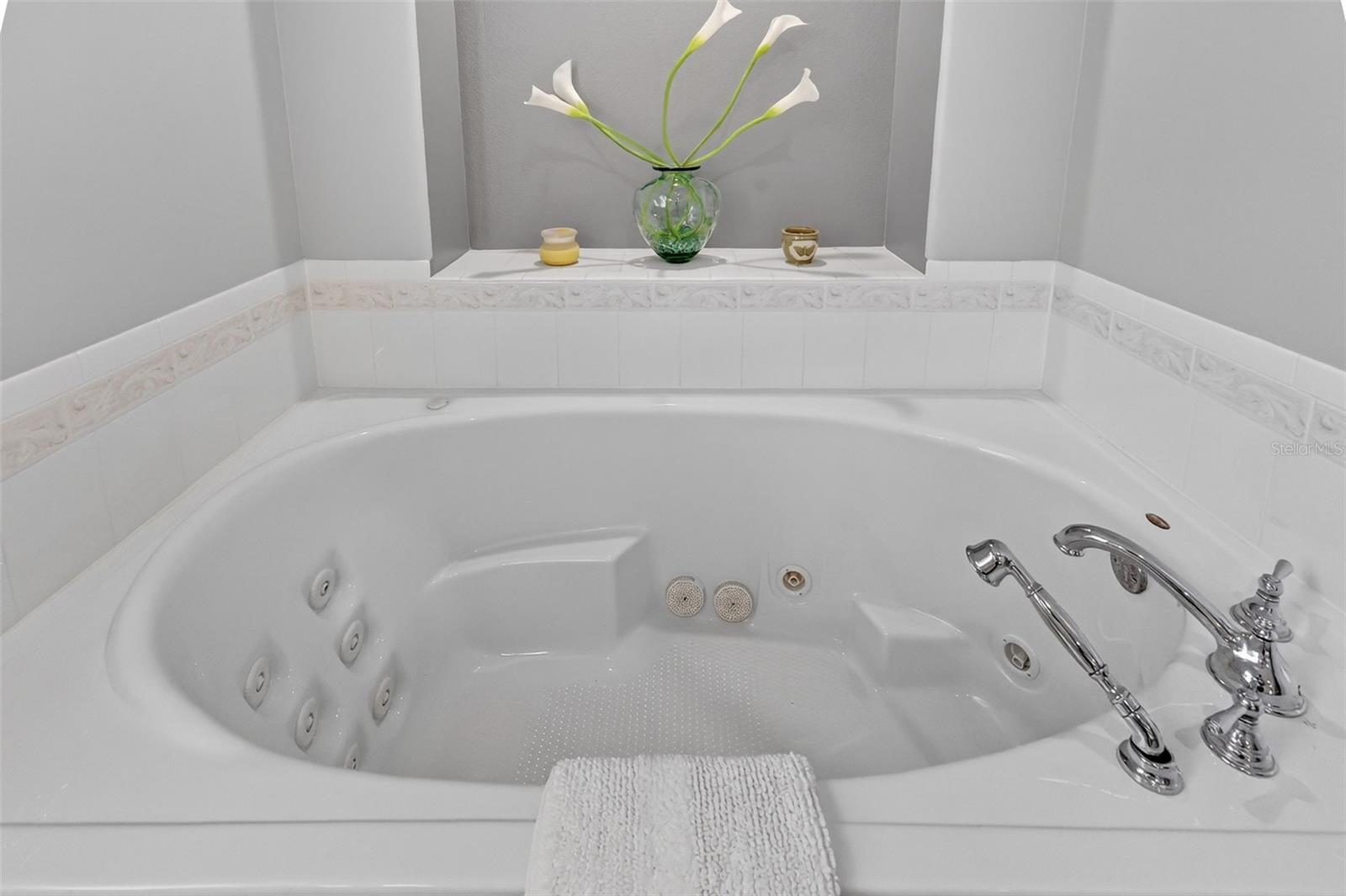 ROYAL HIGHLANDS PH 02 LT 992 ORB 1976 PG 173 - Residential