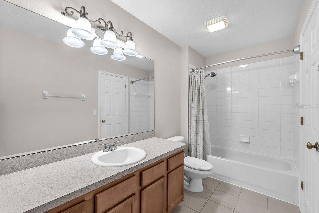 OAK VALLEY TWNHMS - Residential Lease