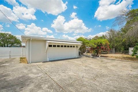 A home in LAKE WALES