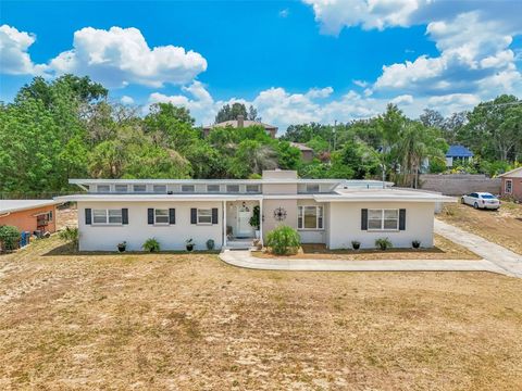 A home in LAKE WALES