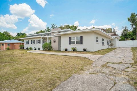 A home in LAKE WALES