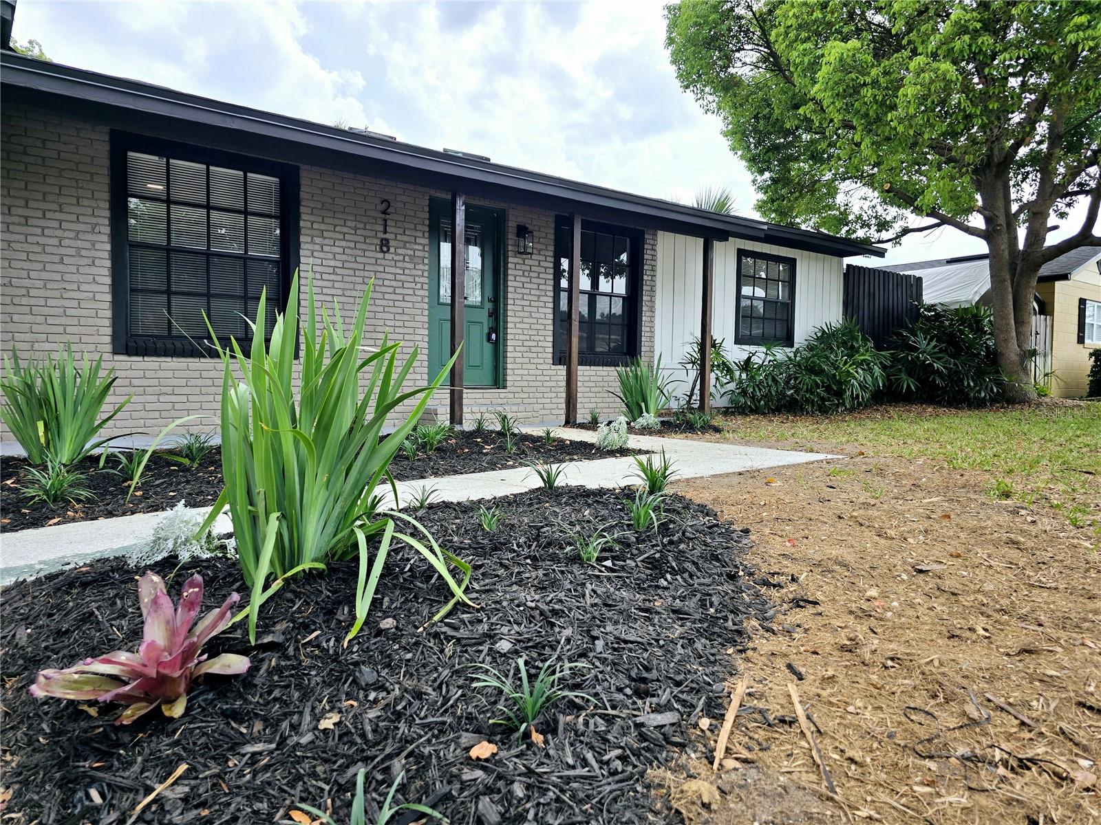 218 W MAGNOLIA AVENUE