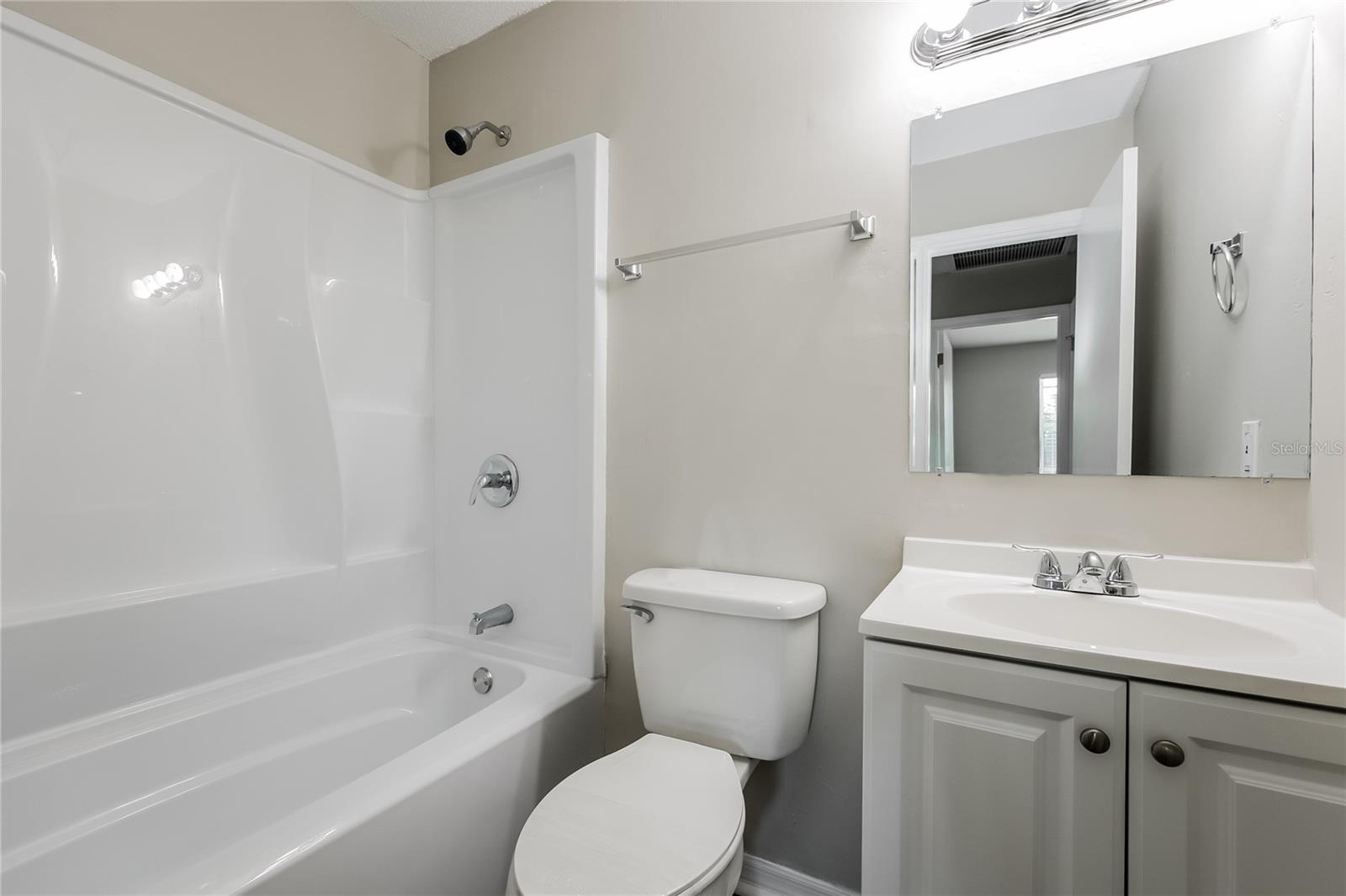 ELOISE WOODS LAKE MARIAM UNIT - Residential Lease