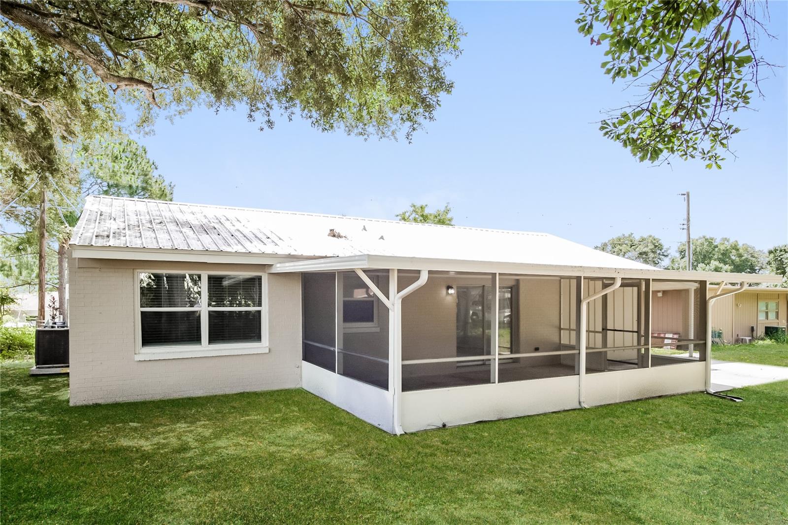 ELOISE WOODS LAKE MARIAM UNIT - Residential Lease