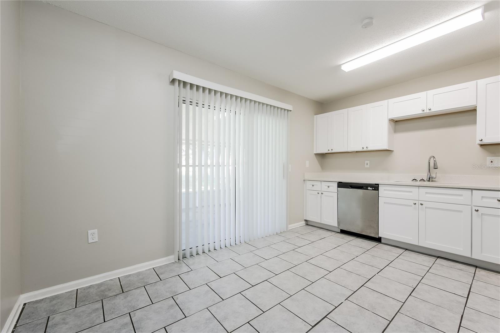 ELOISE WOODS LAKE MARIAM UNIT - Residential Lease