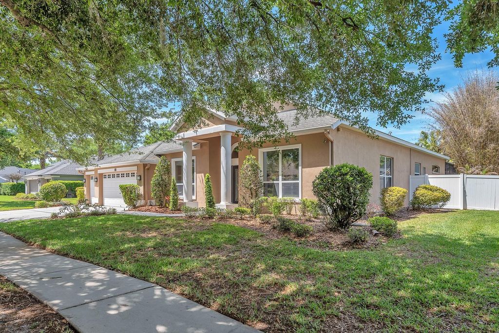 Photo of 5613 Lark Meadow Place, Lithia, FL 33547 (MLS # TB8494202)