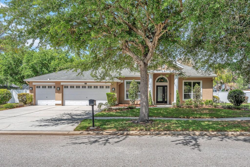 Photo of 5613 Lark Meadow Place, Lithia, FL 33547 (MLS # TB8494202)