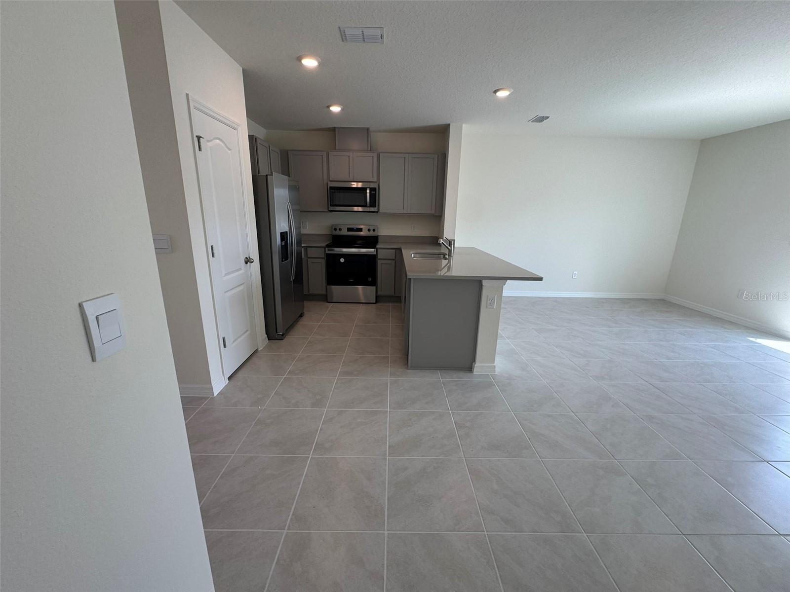 DANBURY/RIDGEWOOD LAKES - Residential Lease